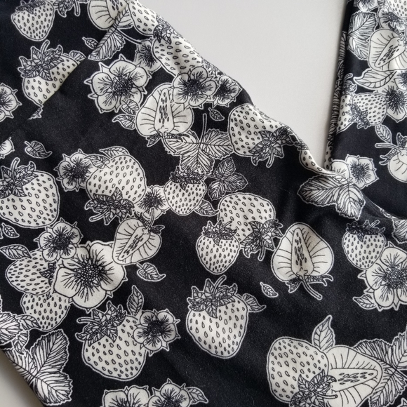 LuLaRoe • HTF B&W Strawberry Print TC Leggings - Picture 3 of 4